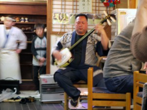 津軽三味線、澁谷さん居酒屋生ライブ