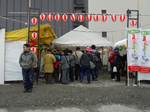 たくさんの人で賑わう屋台村