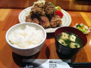 秋のお勧めランチよろずや（鶏唐揚定食）