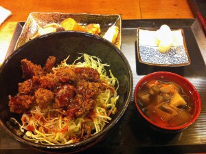 桜肉専門店「吉し多」桜ソースカツ丼定食